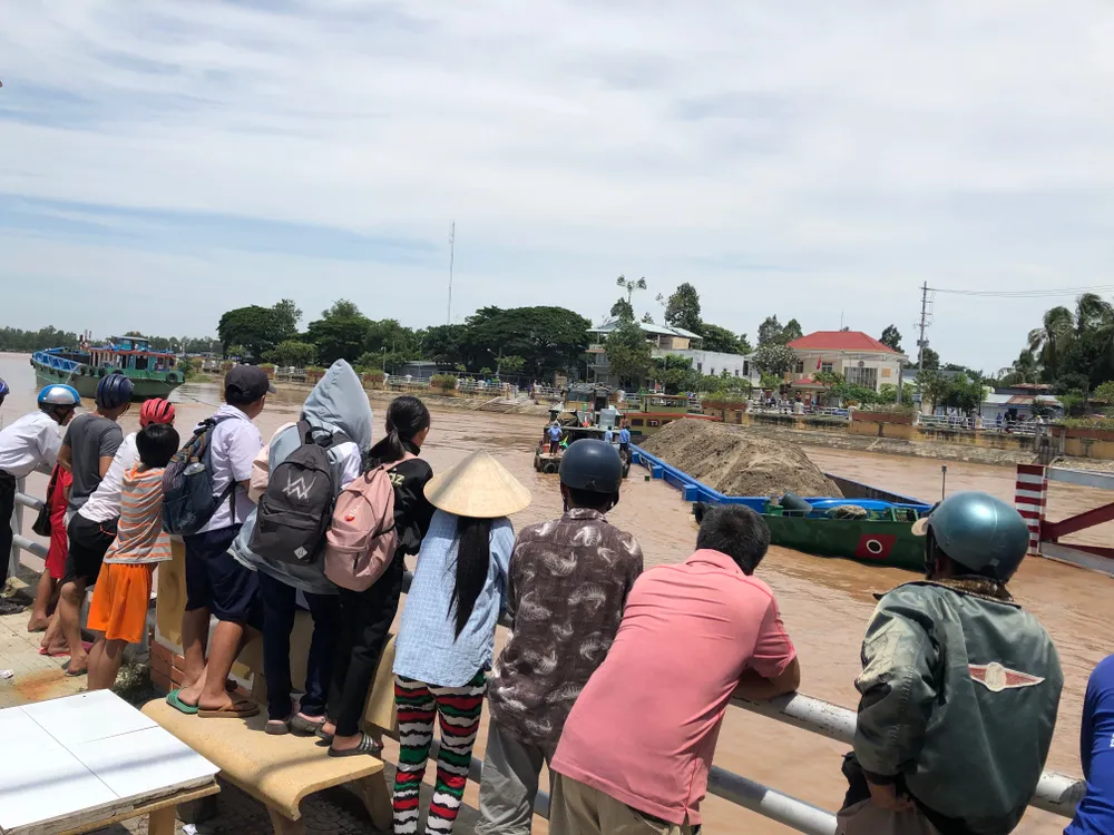 Một sà lan chở hàng ngàn khối cát có nguy cơ chìm vì bị mắc cạn ảnh 2