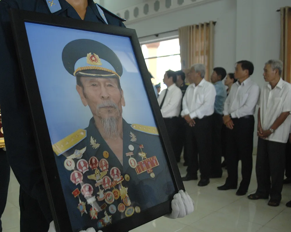 Tiễn đưa Anh hùng phi công Nguyễn Văn Bảy về đất mẹ ảnh 10