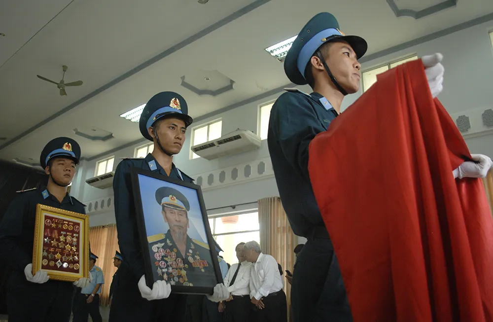 Tiễn đưa Anh hùng phi công Nguyễn Văn Bảy về đất mẹ ảnh 9
