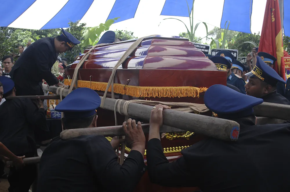 Tiễn đưa Anh hùng phi công Nguyễn Văn Bảy về đất mẹ ảnh 20