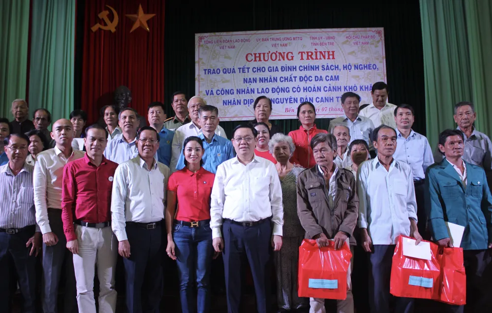 Phó Thủ tướng Chính phủ Vương Đình Huệ trao quà tết cho người nghèo tại Bến Tre