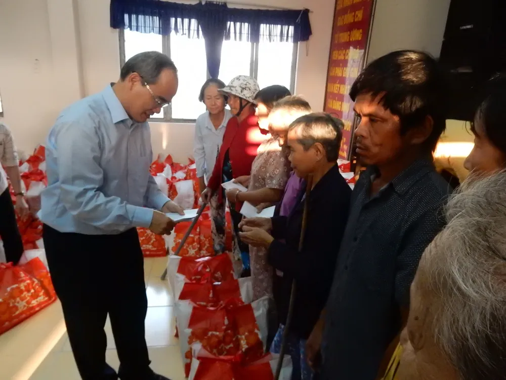 Bí thư Thành ủy TPHCM Nguyễn Thiện Nhân trao quà cho bà con nghèo tỉnh Trà Vinh ảnh 4