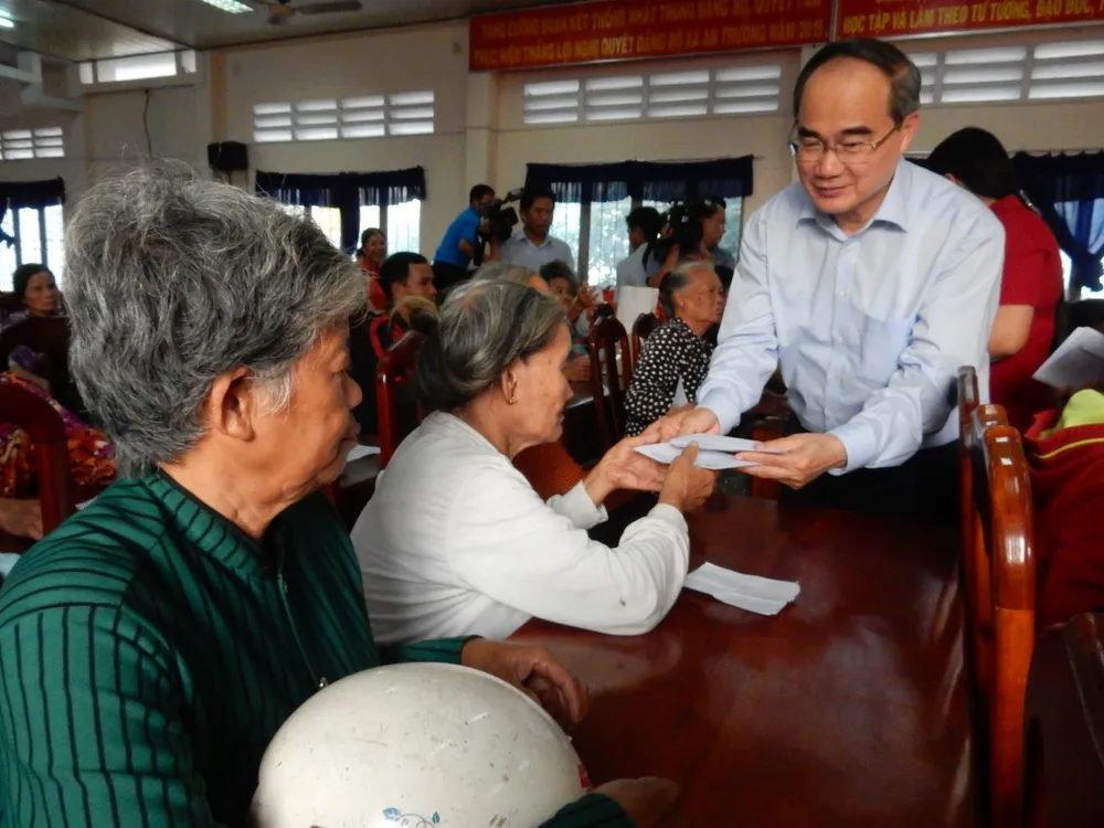 Bí thư Thành ủy TPHCM Nguyễn Thiện Nhân trao quà cho bà con nghèo tỉnh Trà Vinh ảnh 2