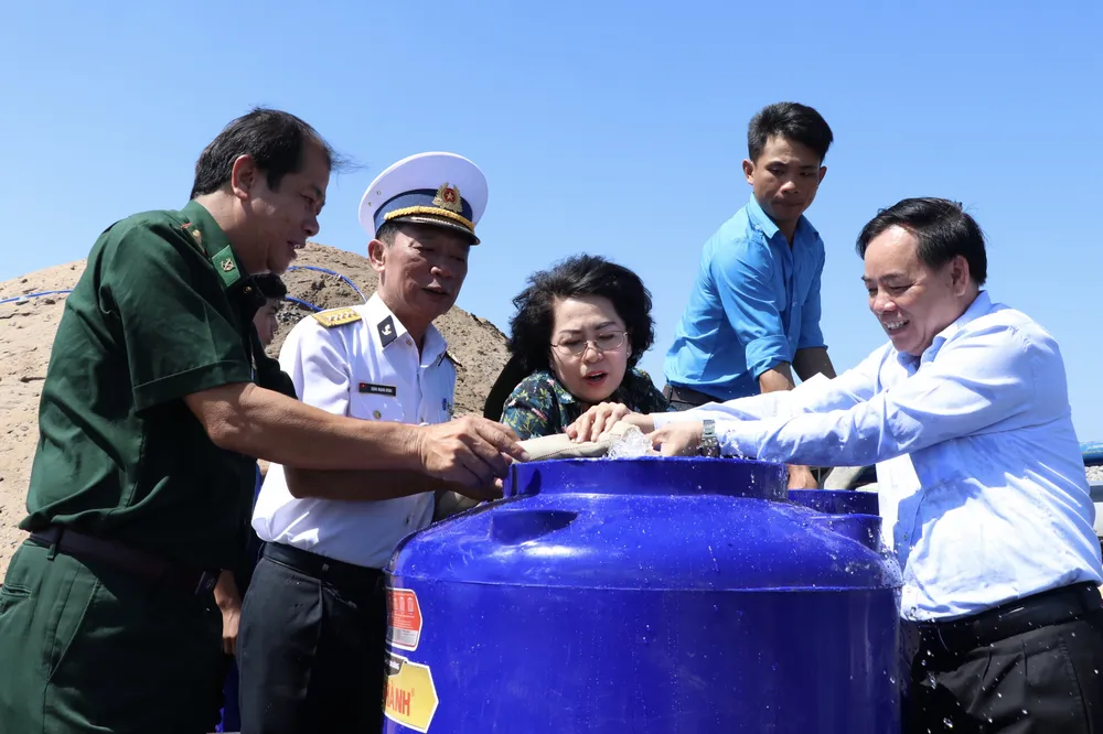 Tặng bồn chứa nước ngọt cho người dân vùng hạn mặn ảnh 1