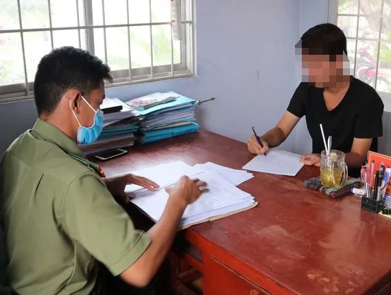 Facebooker Đặng Thanh tại cơ quan công an. Ảnh: CACC