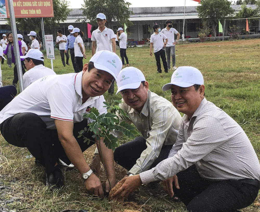 Agribank Bến Tre phát động trồng 6.000 cây điệp vàng ảnh 2