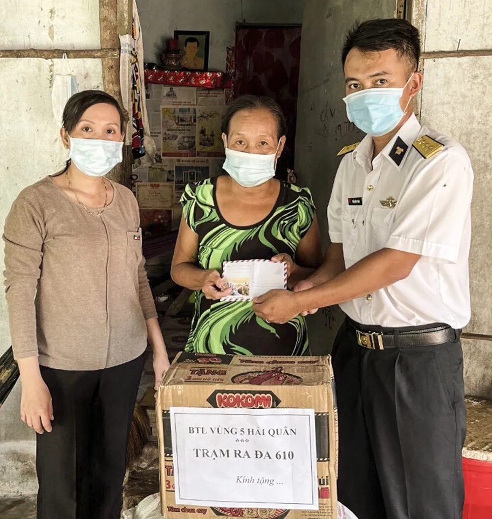 Vùng 5 Hải quân tặng quà cho các gia đình quân nhân có hoàn cảnh khó khăn ảnh 2