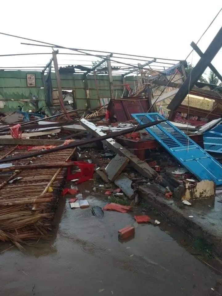 Bến Tre: Lốc xoáy làm sập và tốc mái nhiều căn nhà ảnh 2