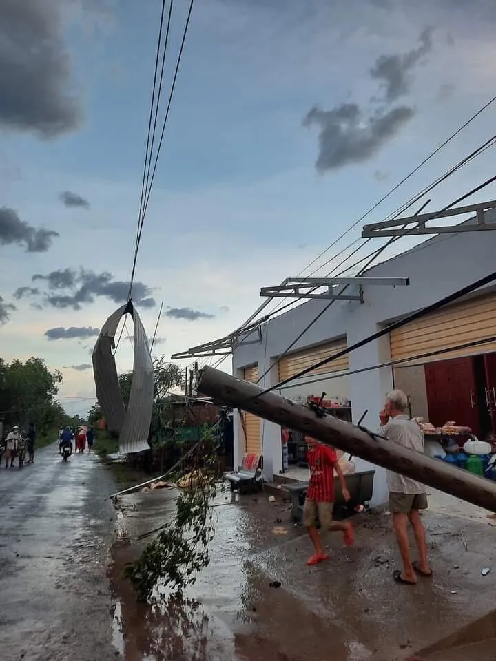 Bến Tre: Lốc xoáy làm sập và tốc mái nhiều căn nhà ảnh 1