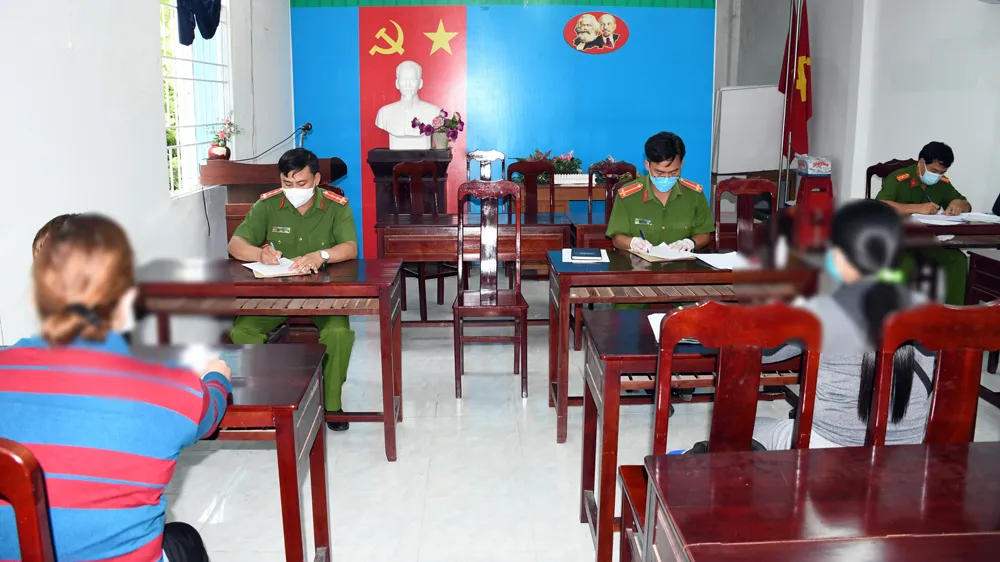 Công an tiếp nhận đơn tố giác. Ảnh: HỒ GIANG