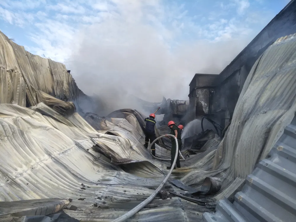 Cháy lớn tại một cơ sở kinh doanh vải, chăn, mền, thiêu rụi nhiều tài sản ảnh 2