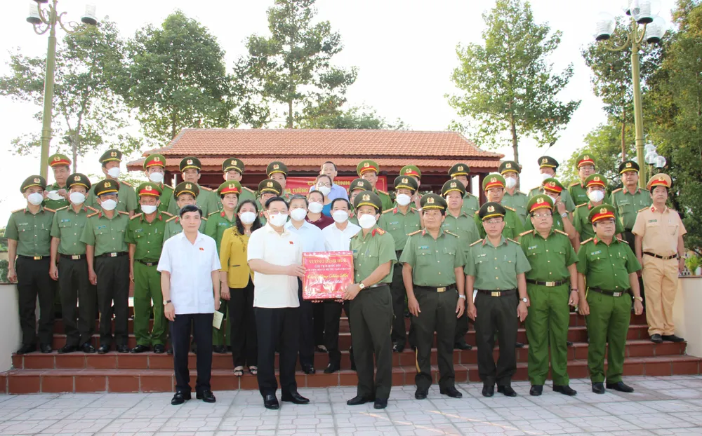 Chủ tịch Quốc hội thăm, chúc tết Công an tỉnh Bến Tre ảnh 2