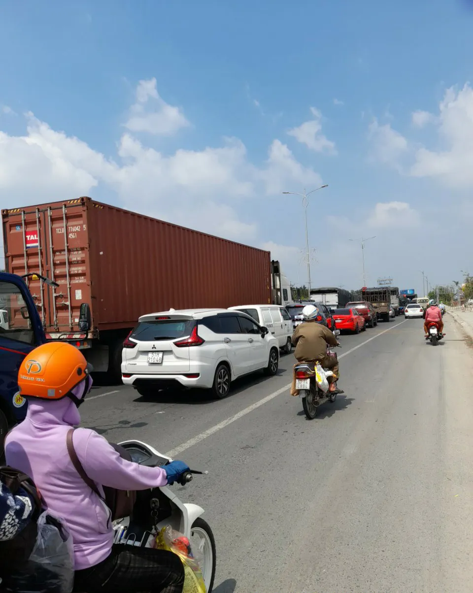 Mùng 2 tết, người đi chơi đông nên nhiều điểm bị kẹt xe ảnh 4