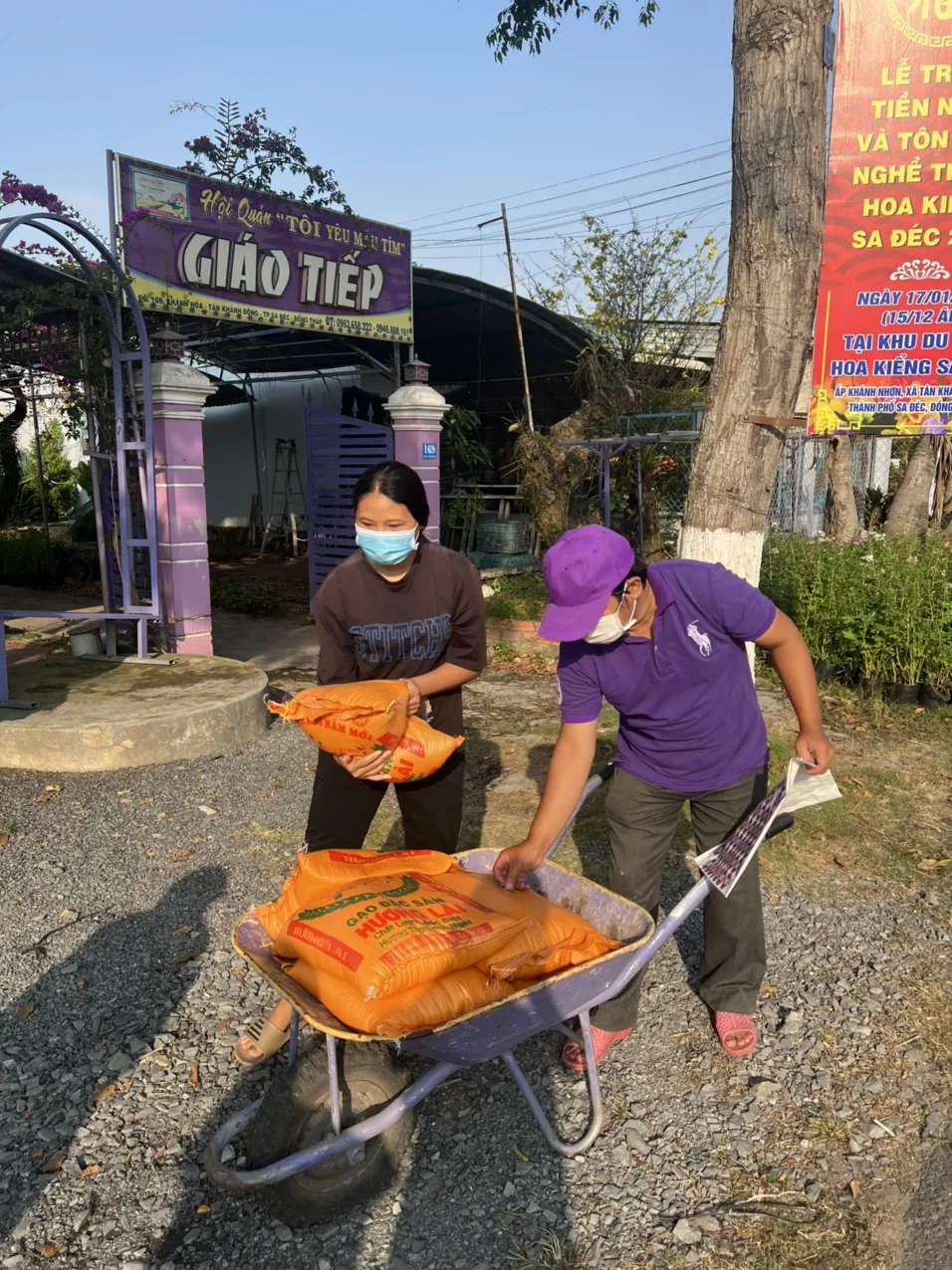 Hội quán Tôi yêu màu tím trao 1 tấn gạo cho bà con nghèo ảnh 2