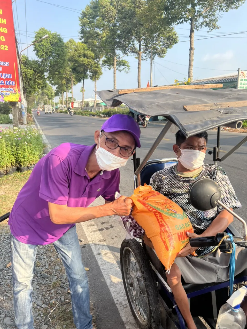 Hội quán Tôi yêu màu tím trao 1 tấn gạo cho bà con nghèo ảnh 3