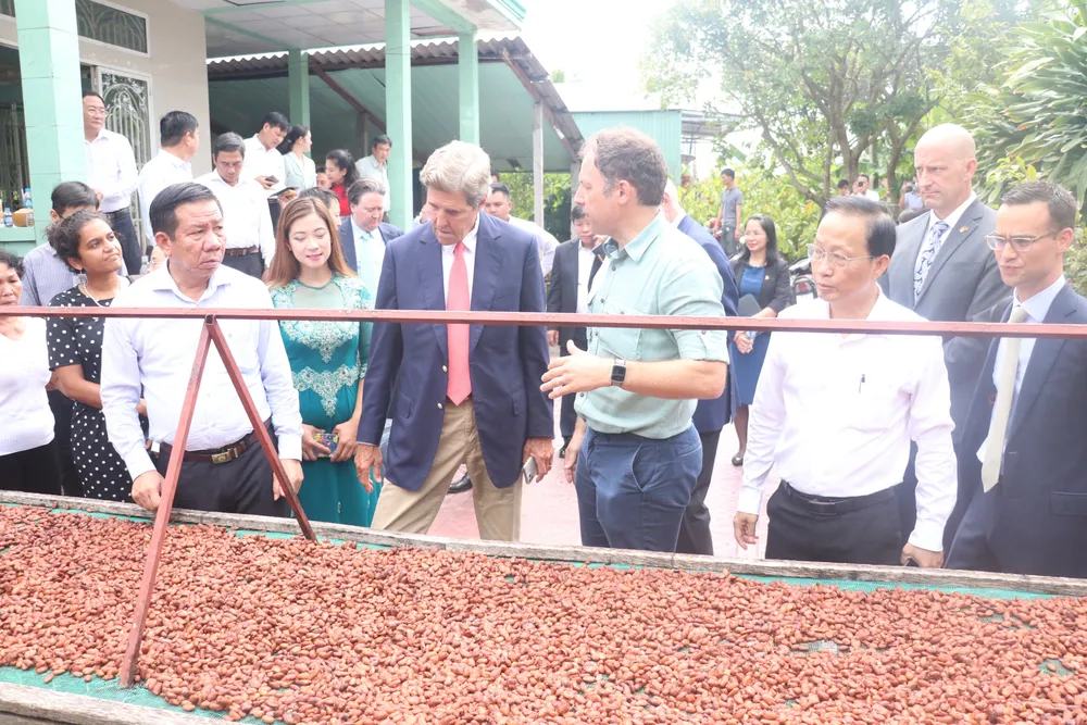 Đặc phái viên của Tổng thống Hoa Kỳ về biến đổi khí hậu làm việc tại​ Bến Tre ảnh 1