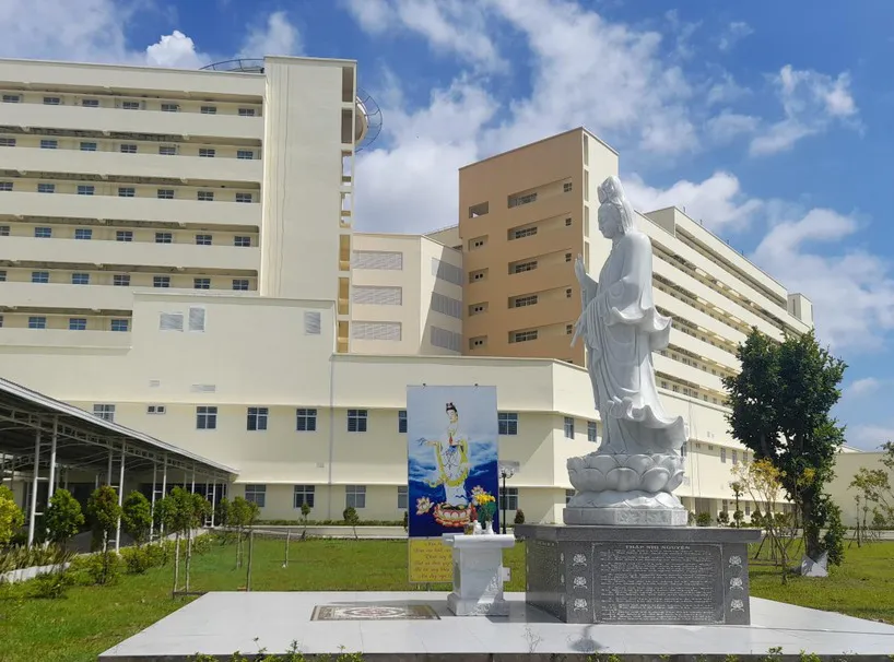 Tượng phật trong khuôn viên BVĐK tỉnh Trà Vinh