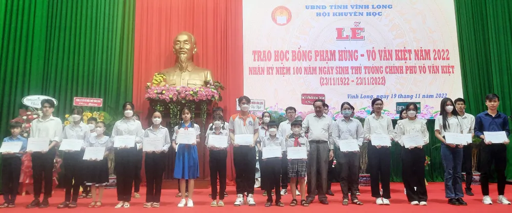 Vĩnh Long: Trao 271 suất học bổng cho học sinh, sinh viên có hoàn cảnh khó khăn ảnh 1