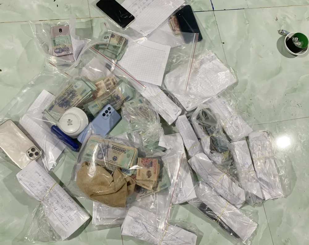 Bến Tre: Triệt ​phá sòng tài xỉu, tạm thu giữ trên 900 triệu đồng ảnh 2