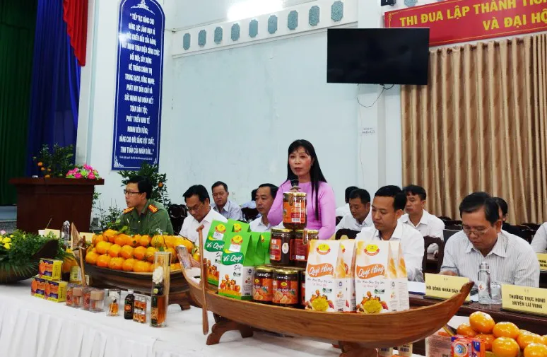 Phó Chủ tịch UBND TP Sa Đéc thông tin tại buổi họp báo