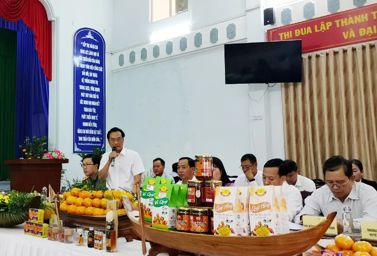 Ông Nguyễn Hữu Nghĩa, Chủ tịch UBND huyện Lai Vung thông tin tại buổi họp báo