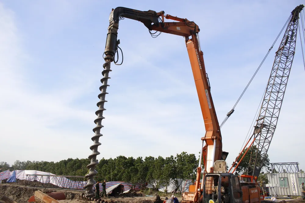 Khoan nhồi làm cho đất mềm ra, giảm ma sát bám dính vào trụ bê tông