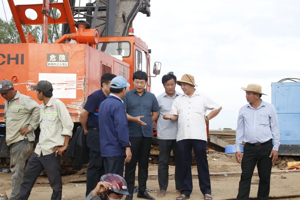 Bí thư Tỉnh uỷ Đồng Tháp Lê Quốc Phong trực tiếp đến hiện trường chỉ đạo, và động viên tinh thần các lực lượng cứu hộ