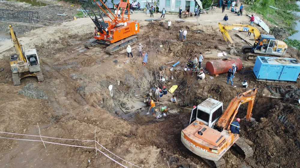 Vụ bé 10 tuổi rơi xuống trụ bê tông rỗng 35m: Làm việc xuyên đêm giải cứu cháu bé 