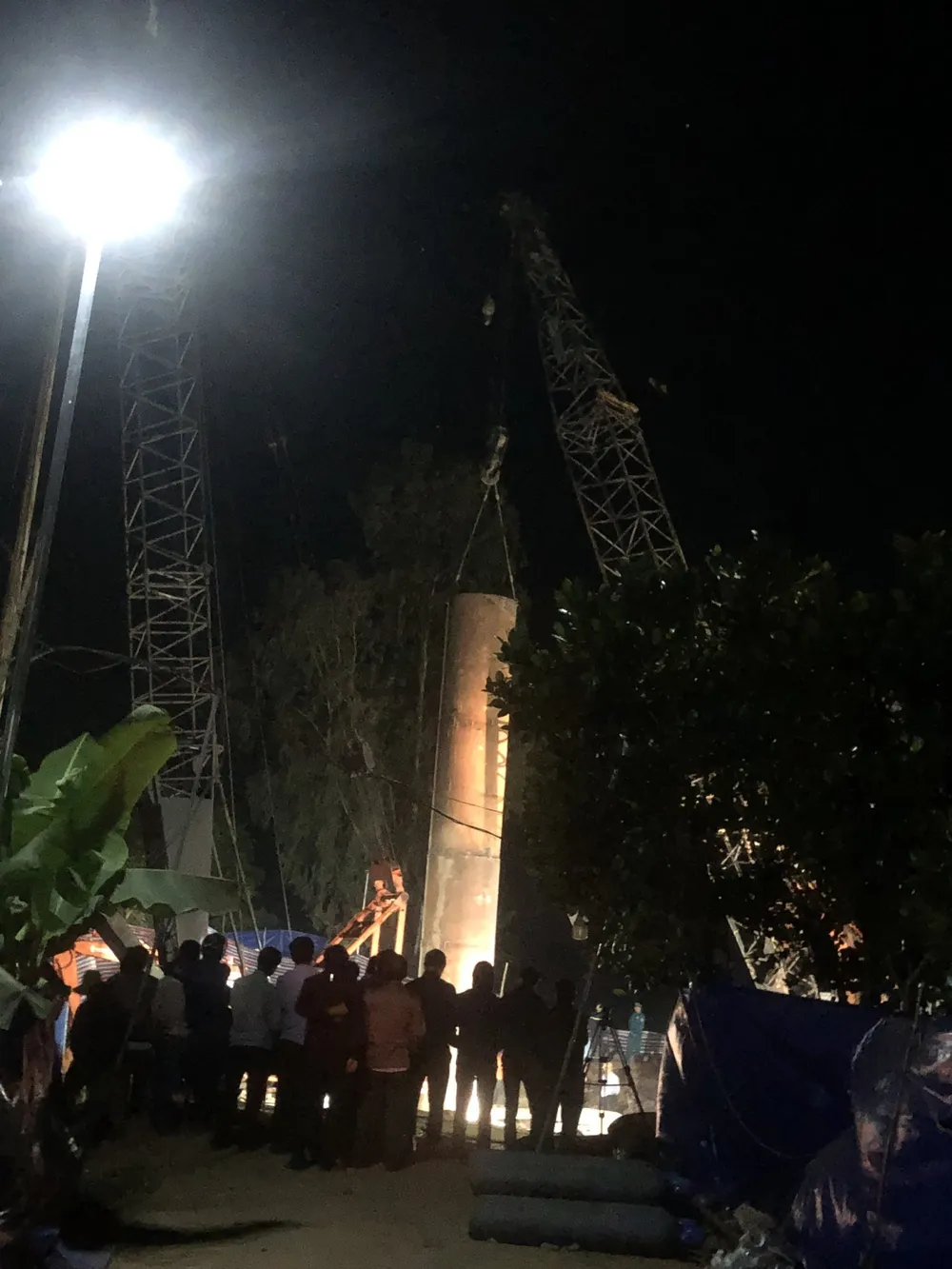 Rạng sáng 3-1, ống vách được đóng xuống bao trùm trụ bê tông có bé bị kẹt