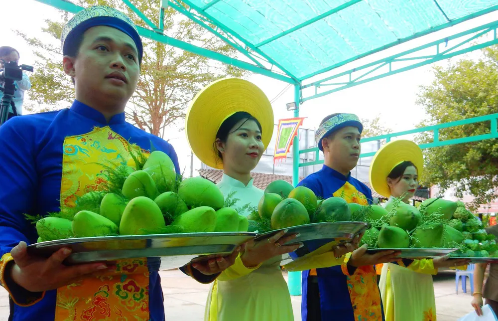 Thực hiện nghi thức dâng trái cây