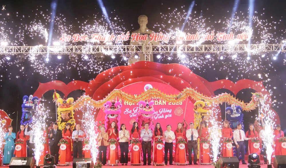 Các đại biểu cắt băng khai mạc Tuần lễ du lịch gắn với Lễ hội Hoa Xuân Quý Mão 2023