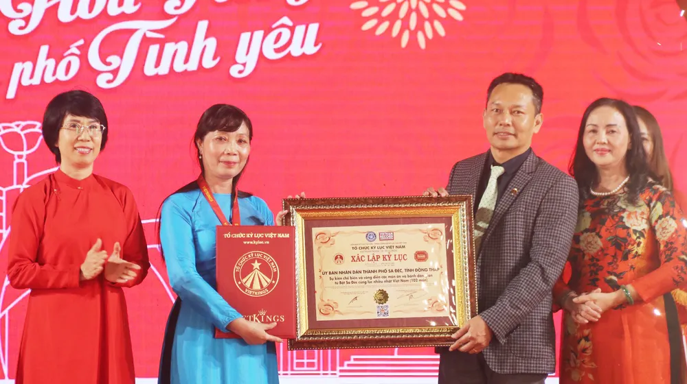 Xác lập kỷ lục Việt Nam các món ăn và bánh dân gian từ bột Sa Đéc cùng lúc nhiều nhất Việt Nam với 102 món