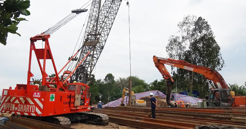 Cẩu 80 tấn bị trục trặc ống dẫn dầu, đơn vị đã điều thợ đến sửa chữa