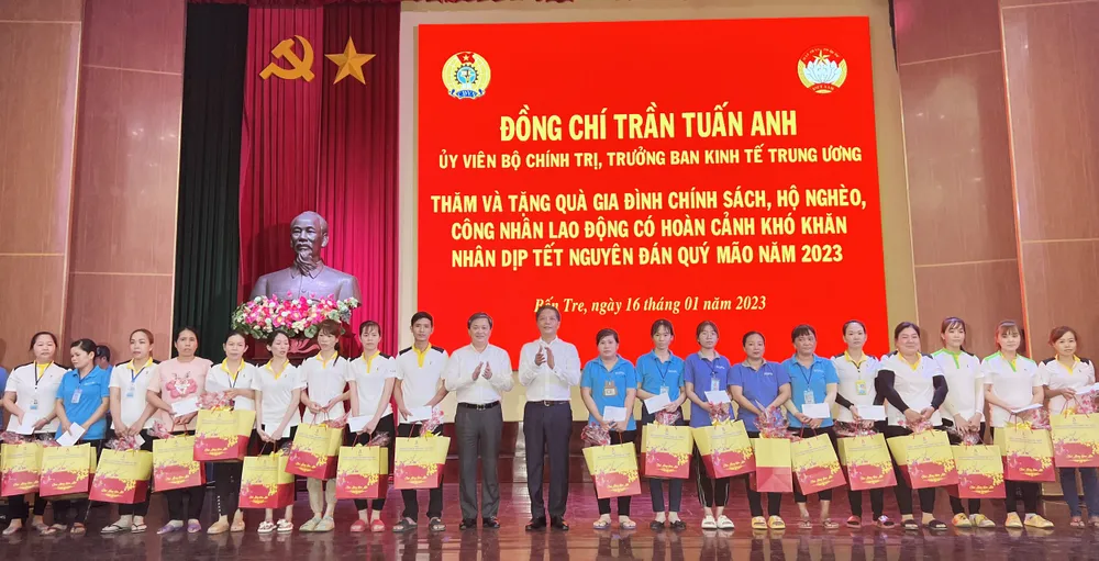 Đồng chí Trần Tuấn Anh tặng quà cho gia đình chính sách, hộ nghèo tại tỉnh Bến Tre