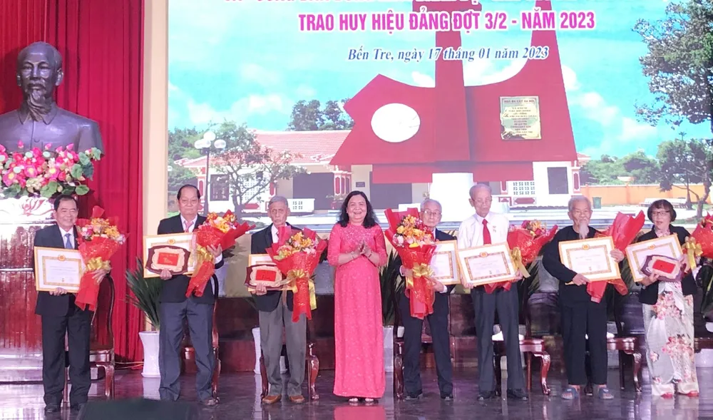 Trao huy hiệu Đảng cho các đồng chí cao tuổi Đảng