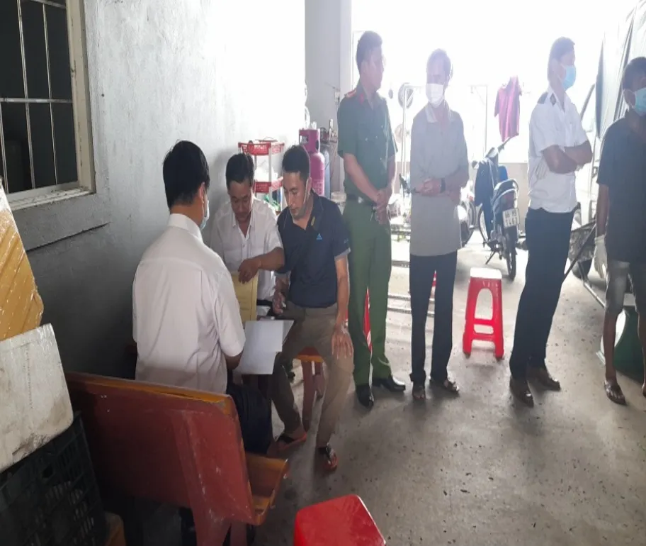 Lực lực chức năng tiến hành lập biên bản. Ảnh: CACC Lực lực chức năng tiến hành lập biên bản. Ảnh: CACC