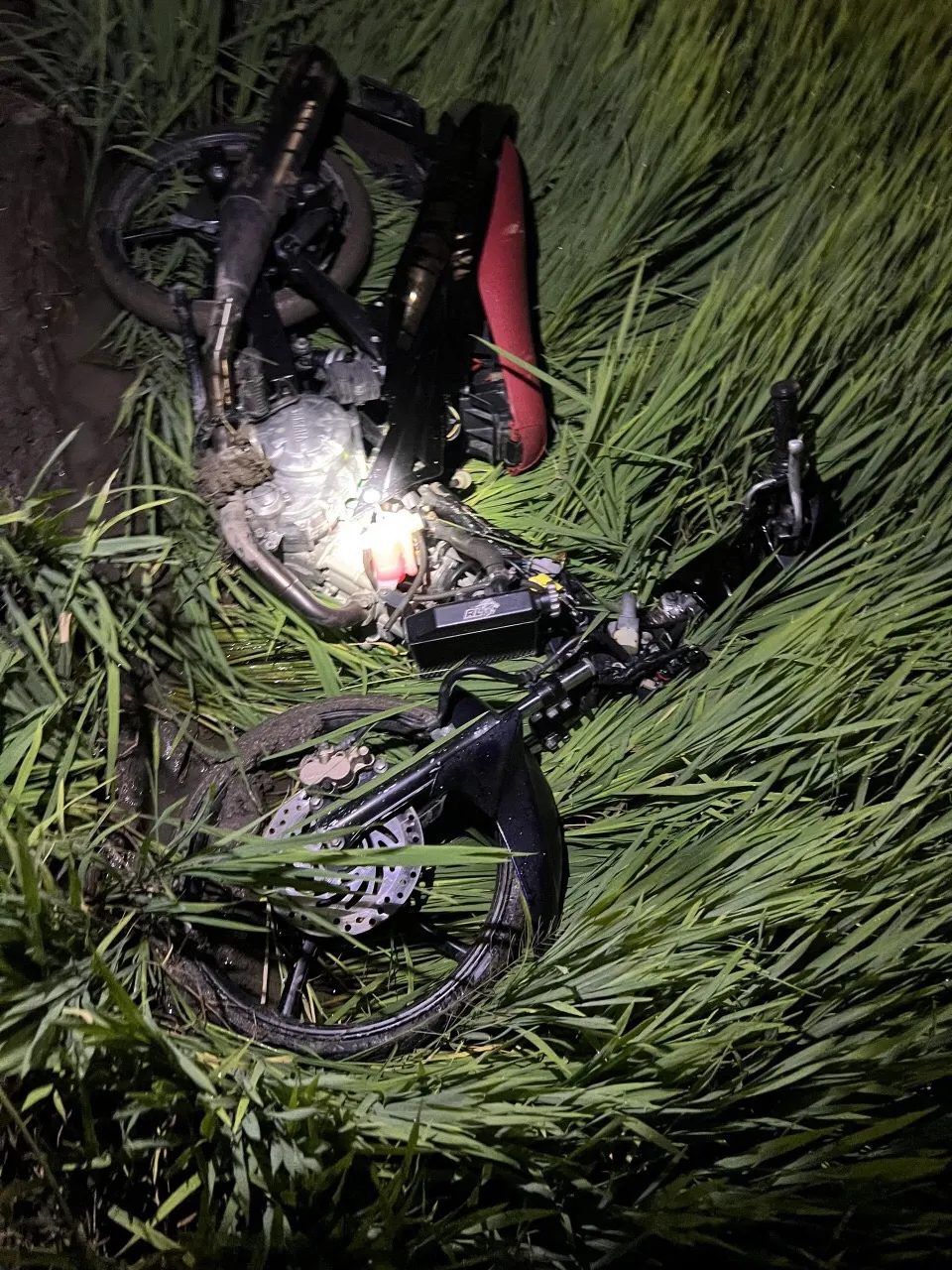 Bị truy đuổi, các đối tượng giấu xe ở ruộng lúa để chạy thoát thân. Ảnh: CTV Bị truy đuổi, các đối tượng giấu xe ở ruộng lúa để chạy thoát thân. Ảnh: CTV