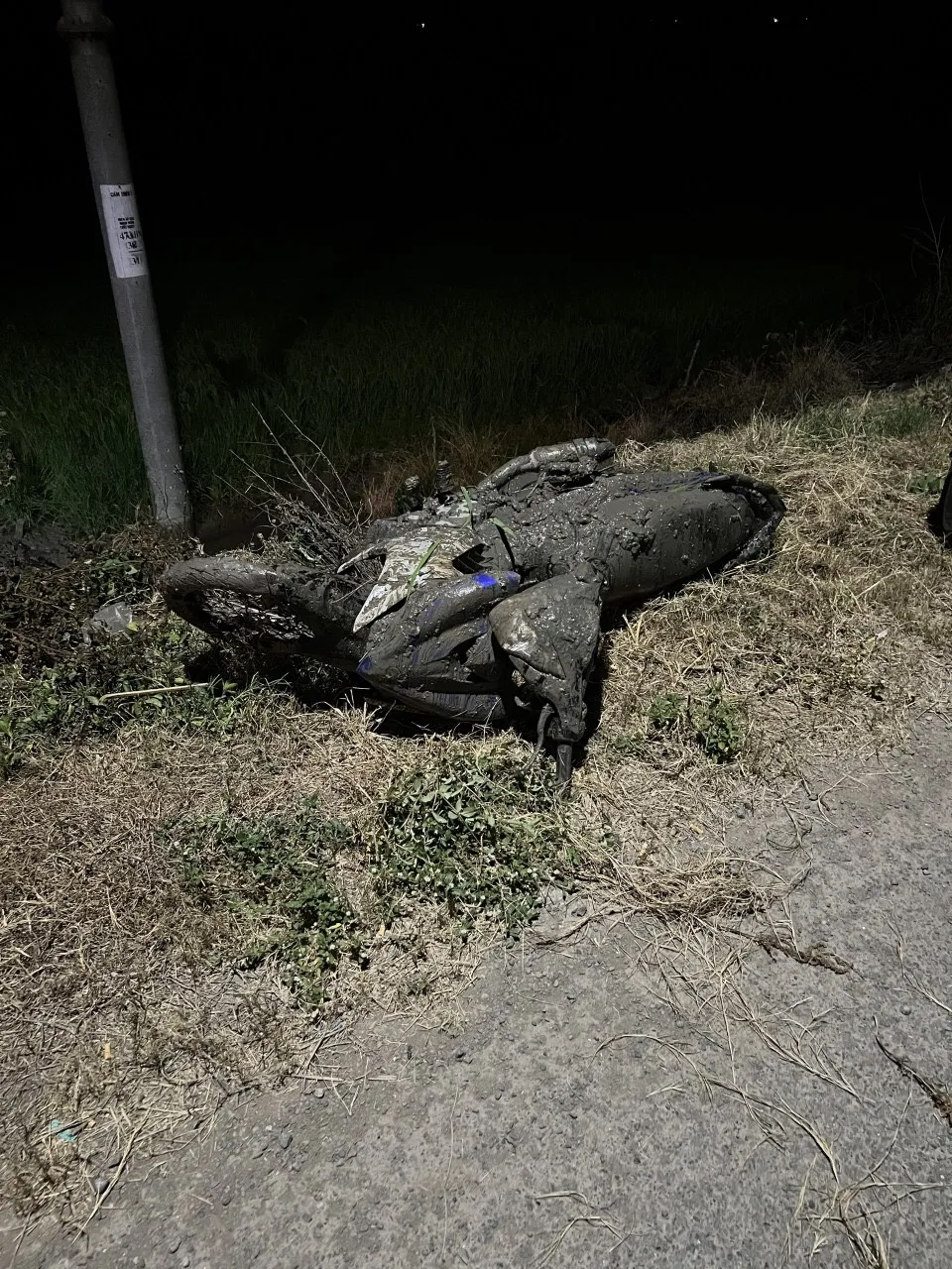 Bỏ xe xuống ruộng để chạy thoát thân. Ảnh: CTV Bỏ xe xuống ruộng để chạy thoát thân. Ảnh: CTV