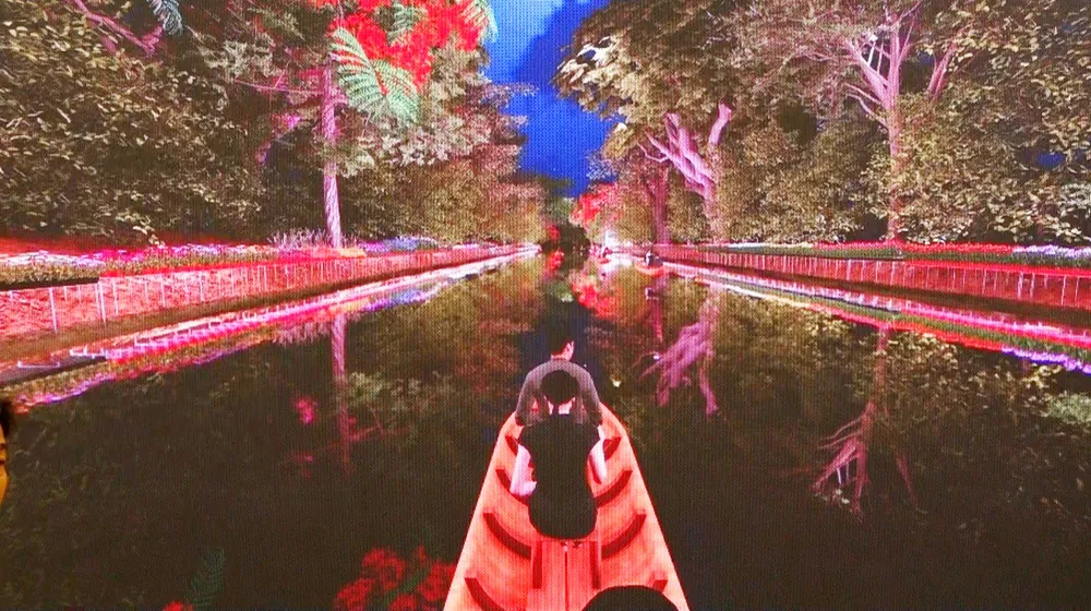 Hai bên bờ sông được trồng các giàn hoa để phục vụ nhu cầu tham quan cho du khách. Ảnh: TRÚC NGUYÊN