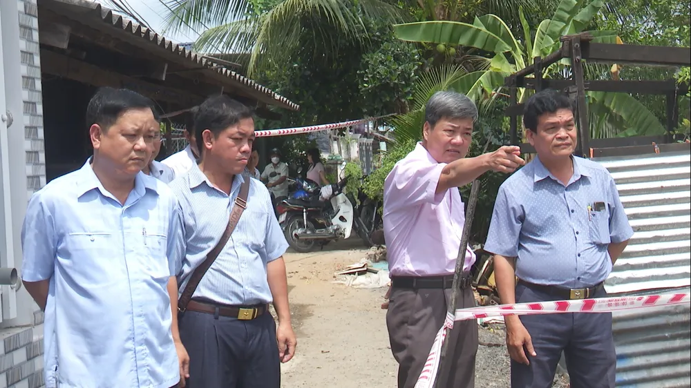 Bí thư Thành ủy Sa Đéc Phạm Văn Chuẩn khảo sát vị trí sạt lở mới. Ảnh: LONG HẬU