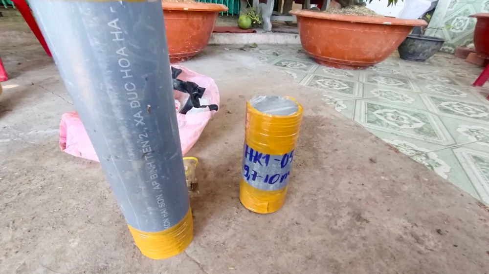 Mẫu đất ở độ sâu 30m tại khu vực sạt lở. Ảnh: LONG HẬU Mẫu đất ở độ sâu 30m tại khu vực sạt lở. Ảnh: LONG HẬU