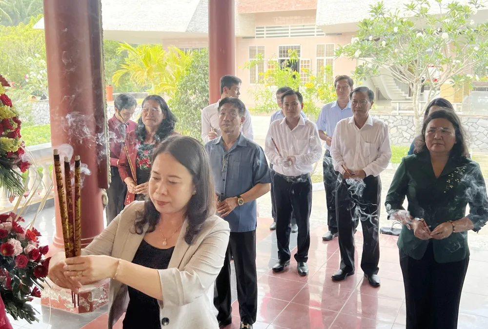 Đồng chí Võ Thị Ánh Xuân cùng đoàn công tác thắp hương tại đền thờ liệt sĩ xã Định Thủy