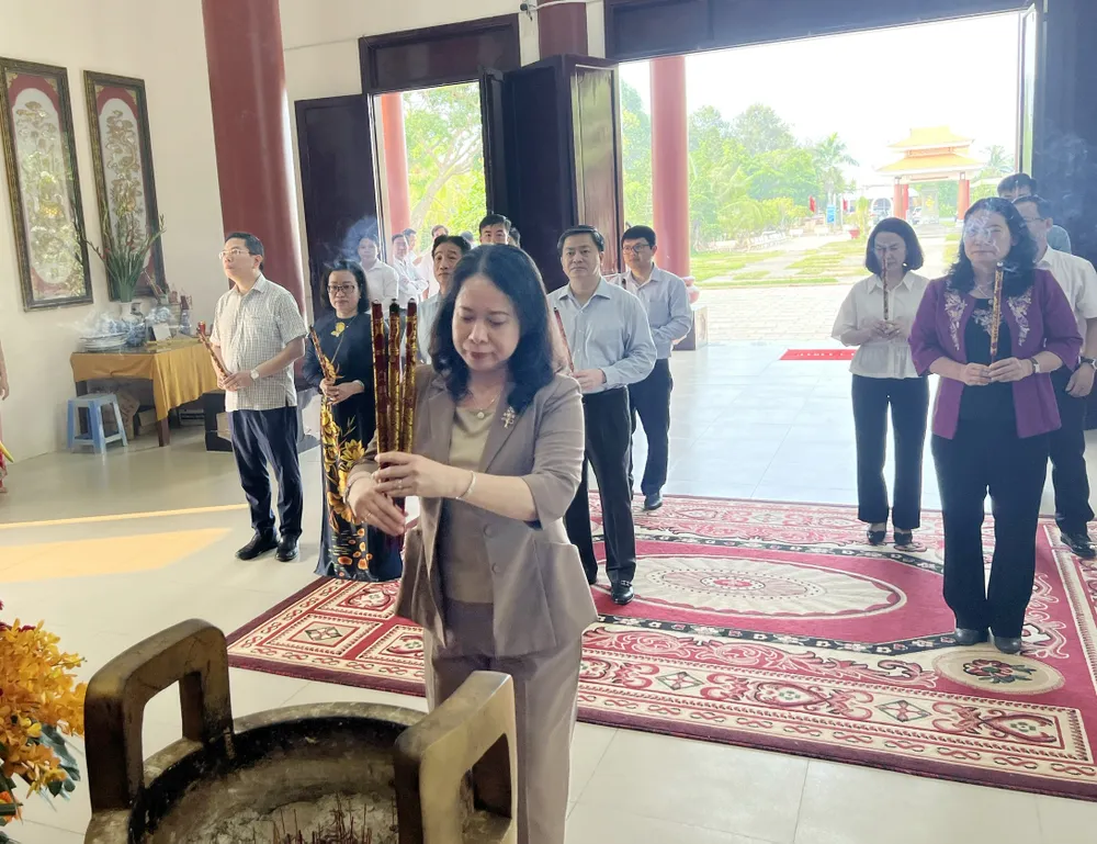 Phó Chủ tịch nước Võ Thị Ánh Xuân dâng hương tại Khu lưu niệm Nữ tướng Nguyễn Thị Định