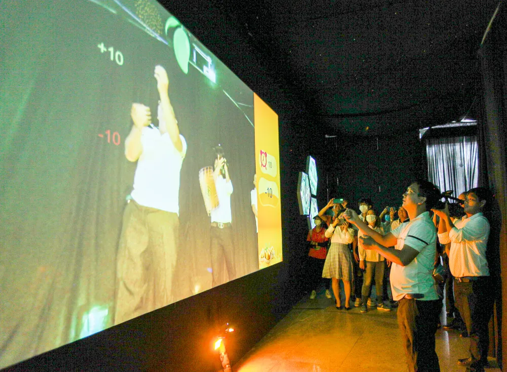 Du khách tham quan không gian thực tế ảo, trải nghiệm game thu hoạch xoài