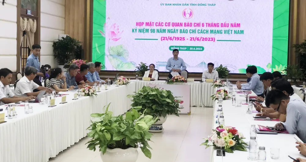 Chủ tịch UBND tỉnh Đồng Tháp Phạm Thiện Nghĩa phát biểu thông tin về tình hình kinh tế - xã hội của tỉnh 6 tháng đầu năm 2023