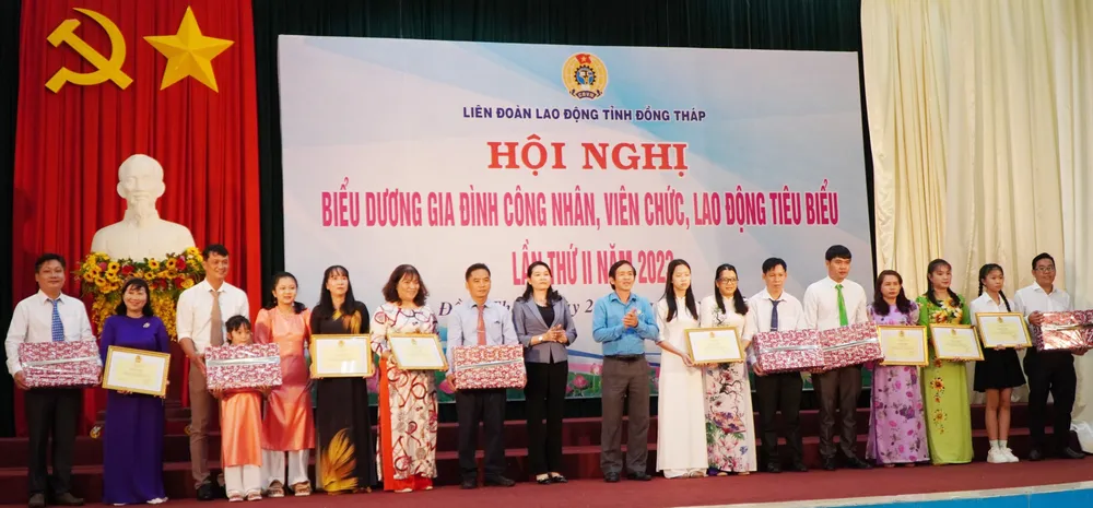 Có 49 gia đình công nhân, viên chức, lao động tiêu biểu được biểu dương, khen thưởng trong dịp này