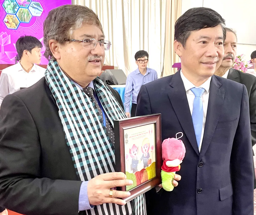 Chủ tịch UBND tỉnh Đồng Tháp Phạm Thiện Nghĩa trao quà lưu niệm cho các nhà đầu tư Ấn Độ