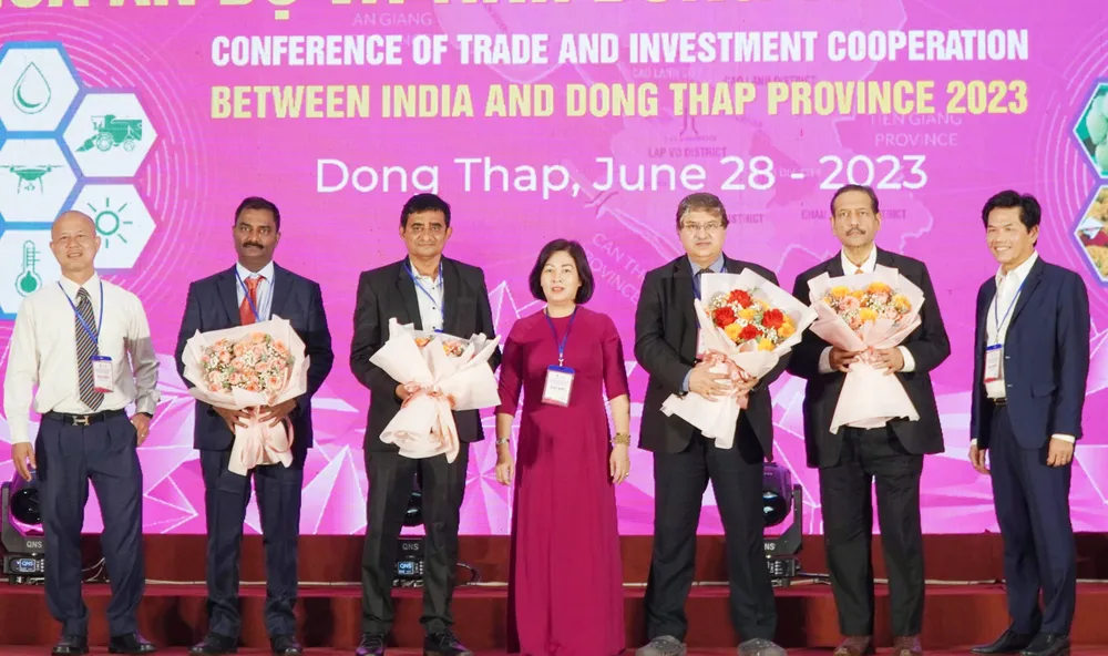 Đại diện Hội doanh nhân tỉnh Đồng Tháp trao hoa cảm ơn các đại biểu đại diện của các Hiệp hội, Hội đồng kinh doanh của Ấn Độ tham dự hội nghị