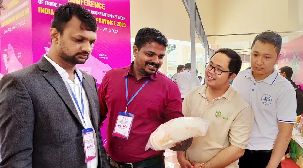 Các nhà đầu tư Ấn Độ tham quan các gian hàng đặc sản, sản phẩm OCOP của tỉnh Đồng Tháp