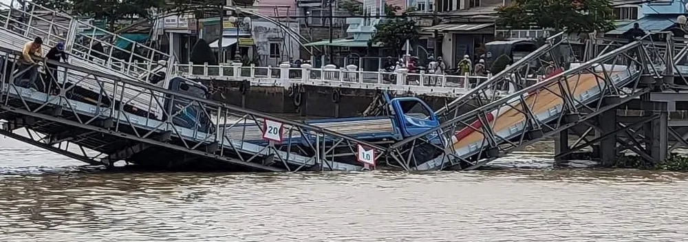 Cầu bị sập ngay nhịp giữa khi một chiếc xe tải thử tải trọng 5 tấn đi qua